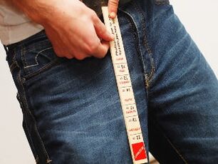 Mężczyzna mierzący długość penisa