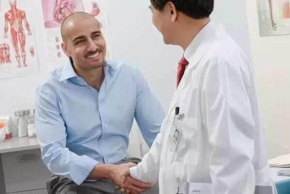 pacjent dziękuje lekarzowi za operację powiększania penisa