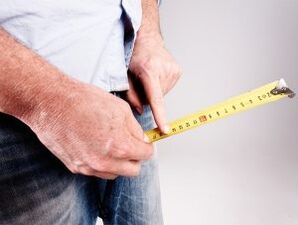 mężczyzna mierzy penisa przed powiększeniem sodą